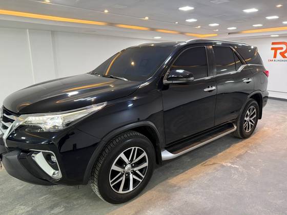 TOYOTA HILUX SW4 2.8 SRX 4X4 7 LUGARES 16V TURBO INTERCOOLER DIESEL 4P AUTOMÁTICO